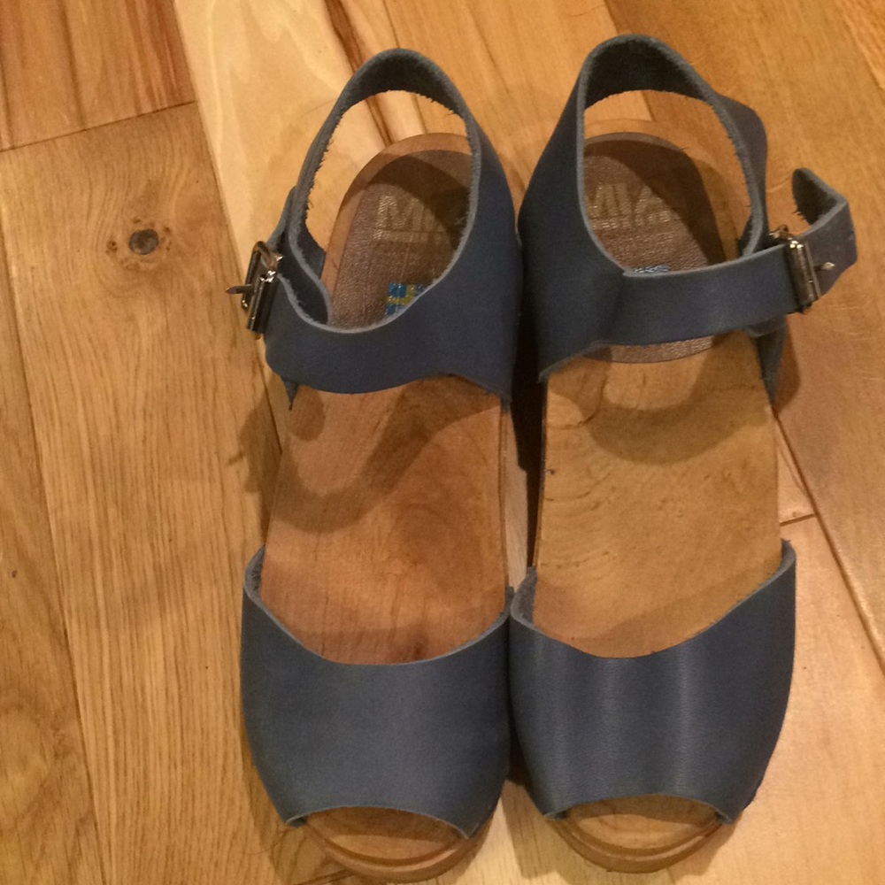 New Condition Mia leather Shoes. Made in Sweden.